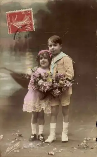 Ak Portrait, Junge und Mädchen mit Rosensträußen
