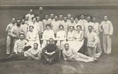 Foto Ak Deutsche Soldaten, I WK, Lazarett, Krankenschwestern, Gruppenbild