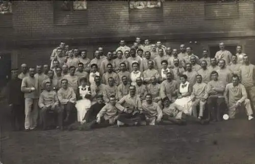 Foto Ak Deutsche Soldaten, I WK, Lazarett, Krankenschwestern, Gruppenbild
