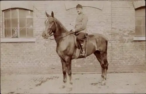 Foto Ak Französischer Soldat in Uniform zu Pferd, I WK