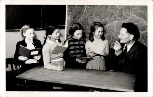 Ak Klassenzimmer, Vier Mädchen, Lehrer