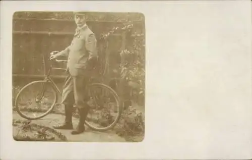 Foto Ak Mann mit Fahrrad