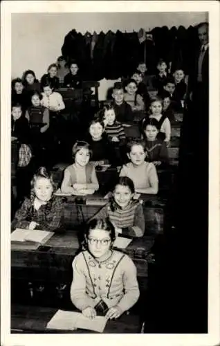 Foto Ak Kinder in der Schule, Klassenzimmer, Mädchen und Jungen an Schulbänken, Lehrer