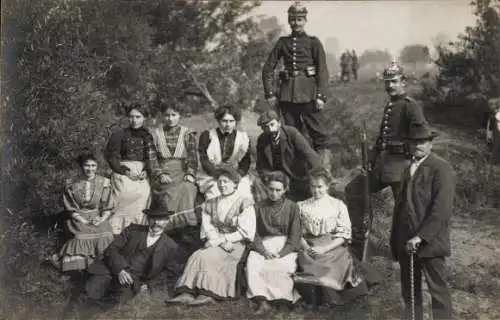 Foto Ak Deutsche Soldaten in Uniformen, Zivilisten, Gruppenfoto