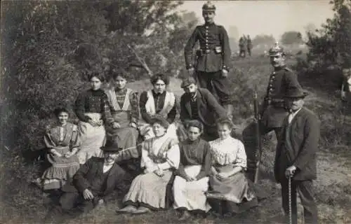 Foto Ak Deutsche Soldaten in Uniformen, Zivilisten, Gruppenfoto