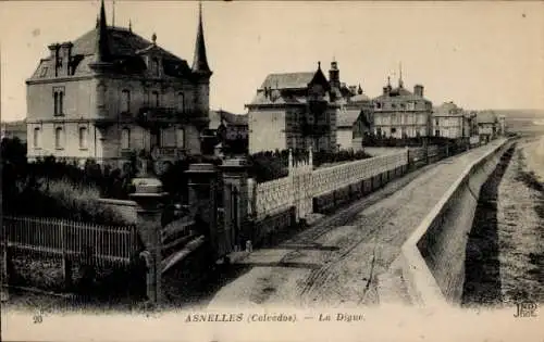Ak Asnelles Calvados, Blick auf eine befestigte Uferpromenade mit zwei großen Häusern dahinter...