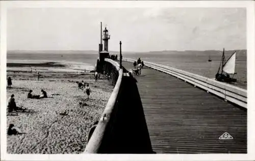 Ak Honfleur Calvados, Leuchtturm, Mole und Strandpromenade von Honfleur mit vielen Menschen