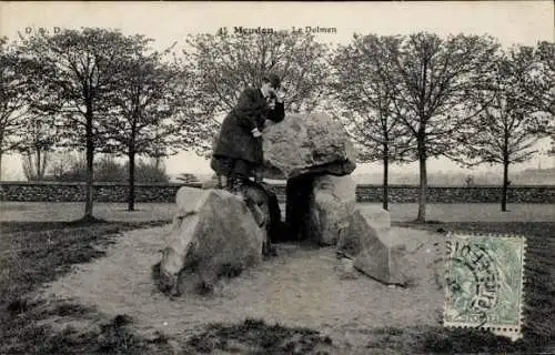 Ak Meudon Hauts de Seine, Mann steht auf einem Dolmen.