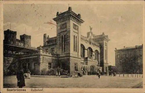 Ak Saarbrücken im Saarland, Bahnhof, historische Architektur, Personen, Postkarte, schwarz-weiß