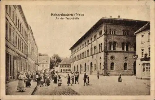 Ak Kaiserslautern in Rheinland Pfalz, Partie an der Fruchthalle, Kinder