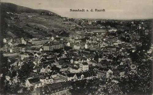 Ak Neustadt an der Haardt Neustadt an der Weinstraße , Stadtansicht, Häuser, Weinberge, Hügel,...