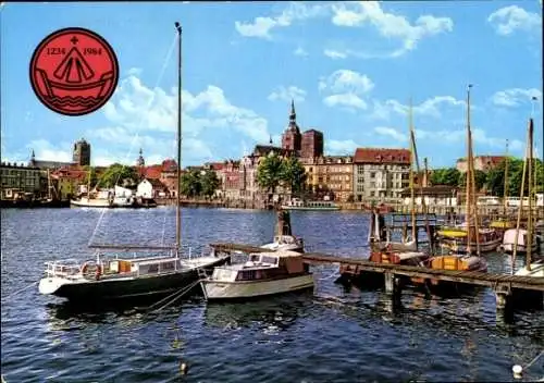 Ak Stralsund in Vorpommern, Hafenansicht, Segelboote, historische Gebäude, blauer Himmel, grün...