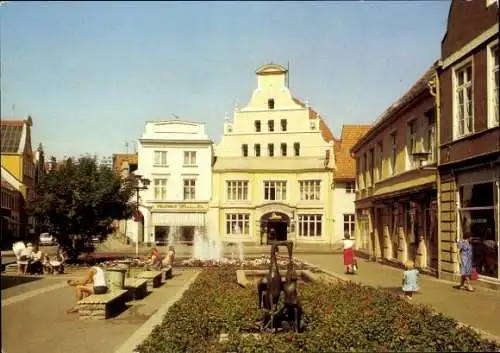 Ak Hansestadt Wismar, Platz mit Springbrunnen, historische Gebäude, Bänke, Menschen im Freien