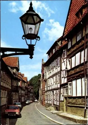 Ak Hildesheim in Niedersachsen, Straßenansicht, Fachwerkhäuser, Laterne, blauer Himmel