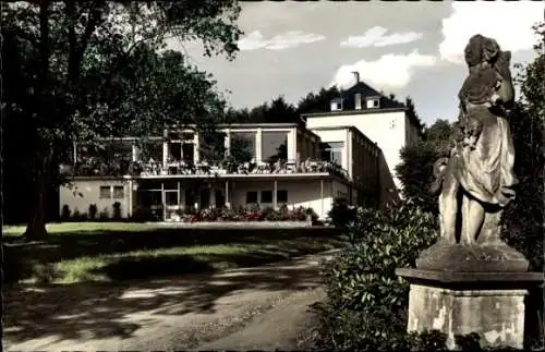 Ak Trier an der Mosel, Café-Restaurant mit Gartenterrasse, Statue im Vordergrund, grüne Wiese