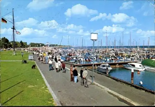 Ak Ostseebad Grömitz in Holstein, Yachthafen, viele Boote, Spaziergänger, blauer Himmel, grüne...