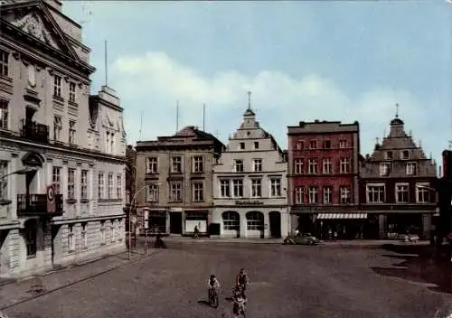Ak Güstrow in Mecklenburg, Stadtansicht, Häuserfassaden, Radfahrer, blauer Himmel, Straßenkreu...