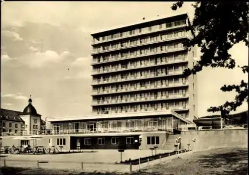 Ak Sassnitz auf Rügen, Hochhaus, Hotel, Wolken, Bäume, Architektur, Städtische Szenerie