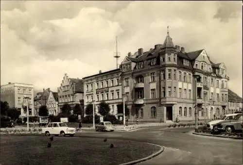 Ak Bergen auf Rügen, Rugard, Stadtansicht, historische Gebäude, Autos, Wolken