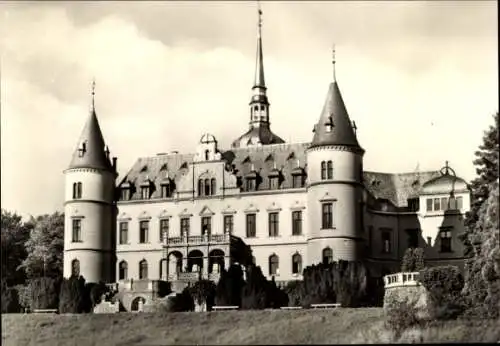 Ak Ralswiek auf Rügen, Schloss, jetzt Feierabendheim, große Kuppel, zwei Türme