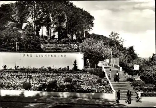 Ak Ostseebad Sellin auf Rügen, FREILICHTBUHNE, Blumenbeet, treppenartig angelegte Wege, Spazie...