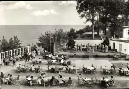 Ak Ostseebad Sellin auf Rügen, Freilichtbühne, Menschen auf einer Terrasse, Meer im Hintergrund
