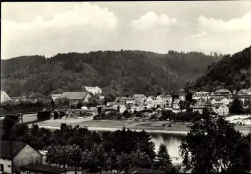 Ak Rathmannsdorf in der Sächsischen Schweiz, Schwarzwaldlandschaft, Gebäude, Fluss, Brücke, Wald