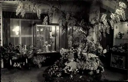 Ak Sebnitz Sächsische Schweiz, Blumenarrangement, Vitrine, Kind mit Blumen, geschmückter Raum