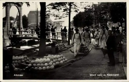Ak Alkmaar Nordholland Niederlande, Straße mit Menschen, Käsewagen und Brücke, Mient bei Kaasm...