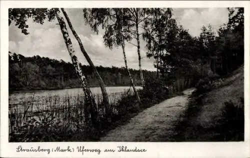 Ak Strausberg in der Mark, Vorderansicht des Uferwegs am Thlandsee, Bäume, Fluss, Himmel