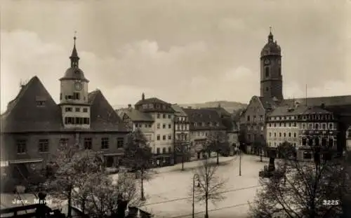 Ak Jena in Thüringen, Marktplatz mit historischen Gebäuden und einem Kirchturm, Schwarz-Weiß-Foto