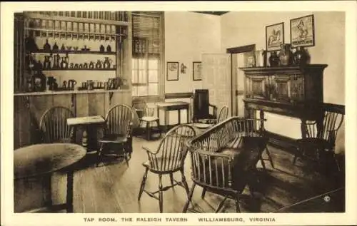 Ak Williamsburg Virginia USA, Tap Room, Raleigh Tavern, historische Inneneinrichtung, gemütlic...