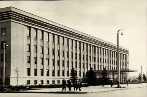 Ak Woronesch Russland, Hauptgebäude der Woronescher Staatsuniversität, menschen auf der Straße