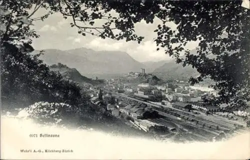 Ak Bellinzona Kanton Tessin, Panoramablick auf  Berge im Hintergrund, Bahngleise, historische ...