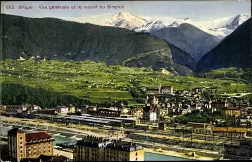 Ak Brigue Brig Glis Kanton Wallis, Berglandschaft, Simplonmassiv, Bahnhof, Stadtansicht