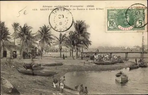 Ak Saint Louis Senegal, Flussansicht, Boote, Menschen, Palmen, Postkarte