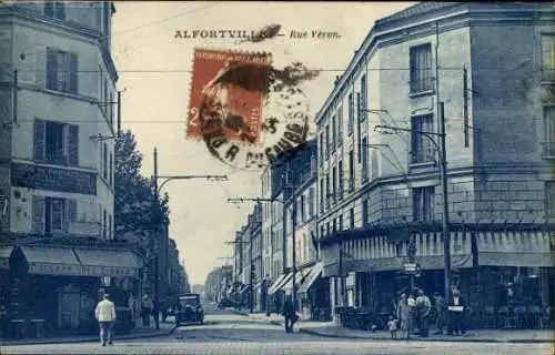 Ak Alfortville Val de Marne, Straße Rue Véron,  Gebäude, Auto, Menschen auf der Straße