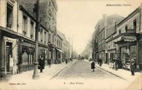 Ak Alfortville Val de Marne, 8. Rue Véron, Alfortville (Seine),  Straßenansicht, Personen, Geschä