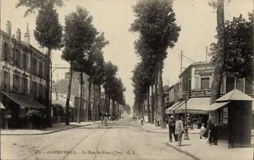 Ak Alfortville Val de Marne, Straße mit Bäumen, Geschäfte, Personen,  