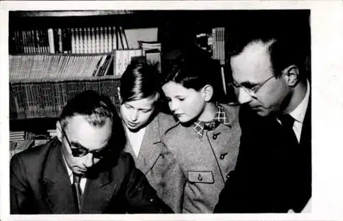 Foto Ak Schriftsteller Erich Kästner, Porträt, Kinder