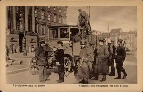 Ak Revolutionstage in Berlin, Automobil mit Delegierten vor dem Schloss