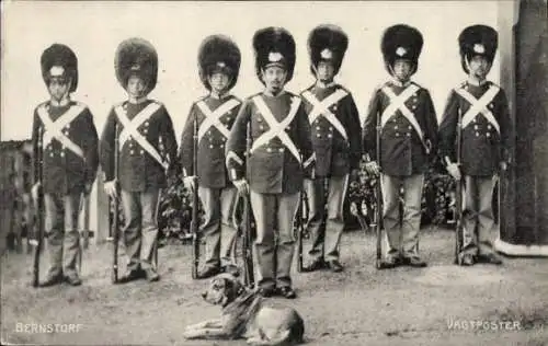 Ak Gentofte Dänemark, Schloss Bernstorff, Wachtposten in Paradeuniform