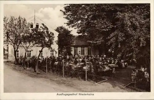 Ak Niederkaina Bautzen Oberlausitz, Außenansicht Ausflugsgasthof, viele Menschen an Tischen, B...