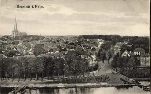 Ak Neustadt in Holstein, Luftaufnahme von Neustadt i. Holst., Kirche im Hintergrund, Häuserlan...