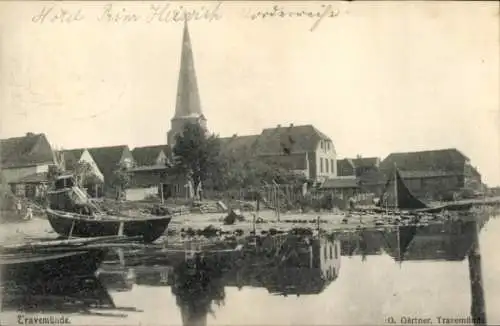 Ak Ostseebad Travemünde Lübeck,  Kirche, Boote, Wasser, Holzhäuser, Ufer, Spiegelung im Wasser