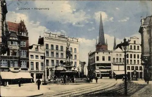 Ak Hansestadt Lübeck, Lübeck Klingenberg Platz, alte Gebäude, Kirchturm sichtbar, Menschen auf...