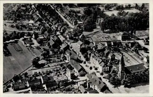 Ak Wadgassen im Saarland, Luftaufnahme von  Häuser, Kirche, Stadtteilansicht