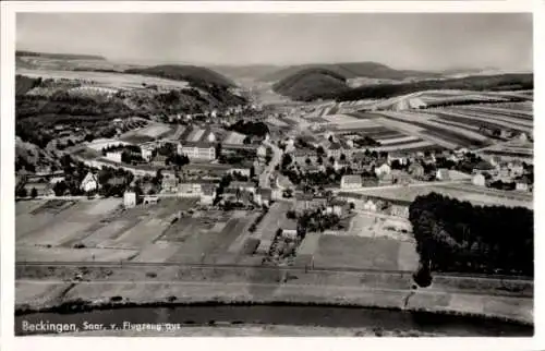 Ak Beckingen im Saarland, Luftaufnahme von  Saar, landwirtschaftliche Flächen, Gebäude