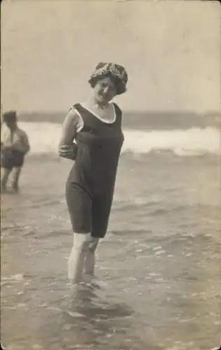 Foto Ak Strand, Frau im Badeanzug, Bademode