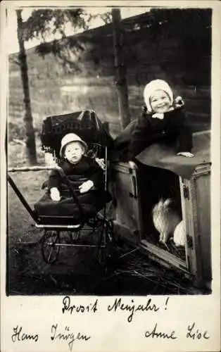 Foto Ak Glückwunsch Neujahr, Kinderwagen, Geschwister, Hühnerkäfig
